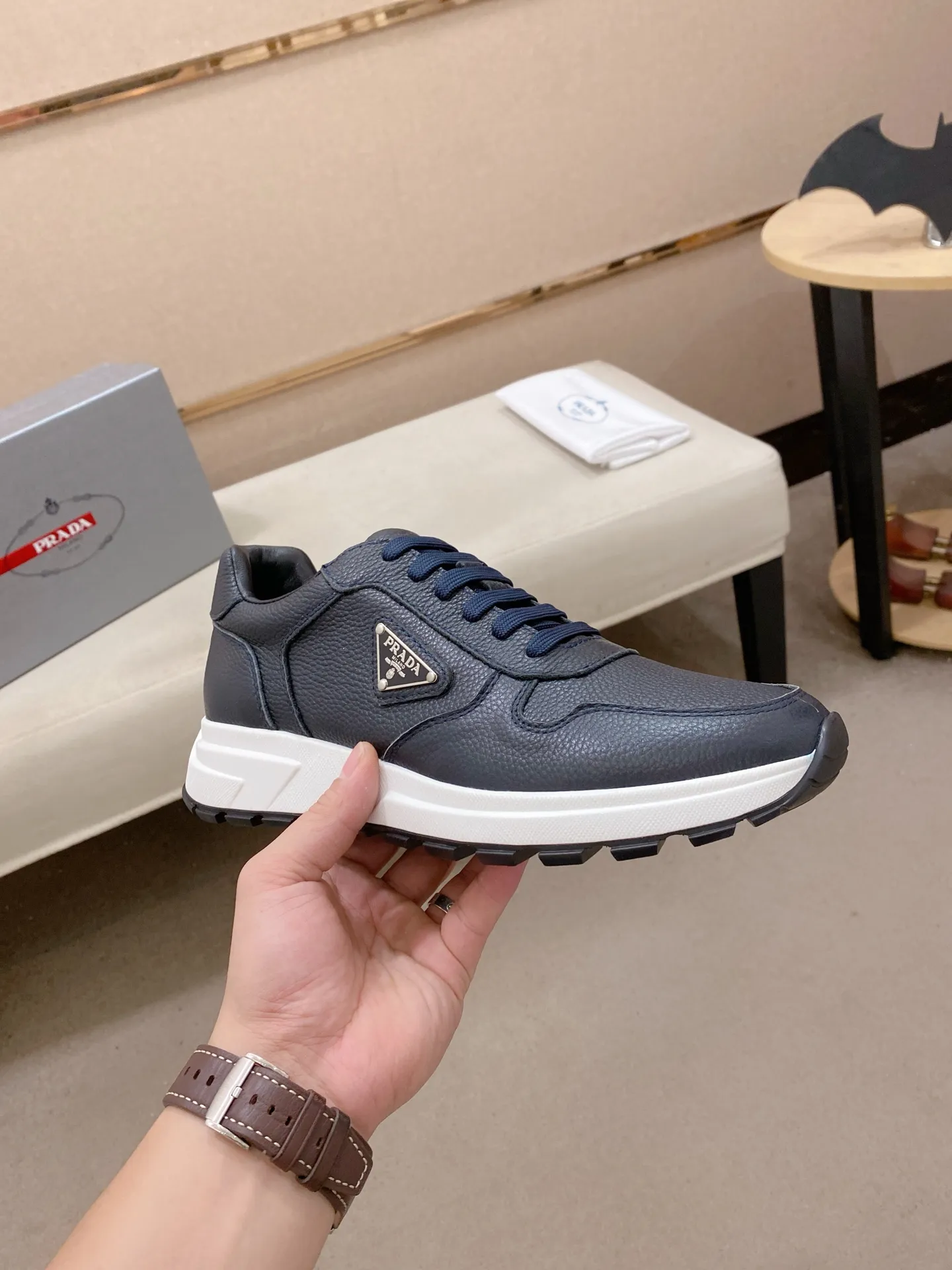 Factory price 560💰(High version) New Prada (Prada) high-top counters are on the market at the same time, new men's shoes, 😘fabrics are selected from waterproof technical cloth. First layer cowhide lining. 👍🏿Original molded anti-slip rubber outsole, with exquisite lines, simple and elegant, comfortable and high-end for leisure travel. Number of yards: 38 to 44. (Can be customized for 45.46.)